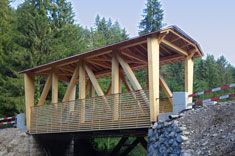 Un pont en bois remplace un pont en béton délabré