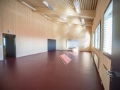 Thanks to light wood and large windows: friendly atmosphere in the gym corridor