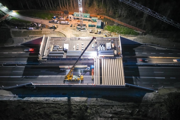 Die zweite Fahrbahn wird überdeckt
