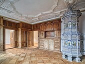 Beau poêle en faïence et plafonds en stuc, photo : Roger Frei