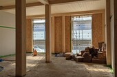 Derrière, le nouveau bâtiment en bois est en cours de construction.