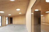 Sichtbare Holzoberflächen im Inneren des Werkhofes