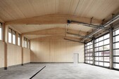 Grosse Tore befestigt an der Holzkonstruktion (Lucas Peter, Zürich)