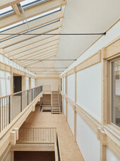 La structure porteuse est en bois, à l'exception des barres de traction.