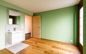 Der Ersatzneubau enthält helle Zimmer für betreutes Wohnen und eine Einliegerwohnung.