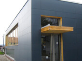 Entrée de l'immeuble de bureaux