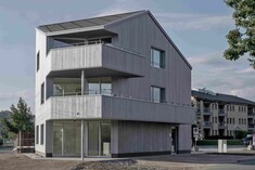 Une construction en bois avec des piliers filigranes